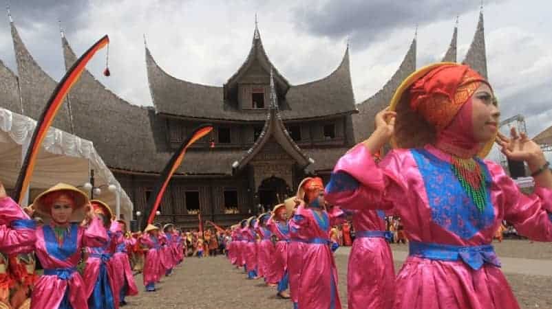 جشنواره ای در کشور اندونزی که زنان با پوششی اسلامی ظاهر شده اند.