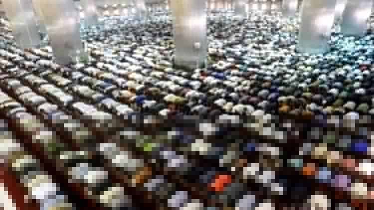 اکثر دین مردم اندونزی اسلام است که در این عکس نماز جماعت در اندونزی را میبینید