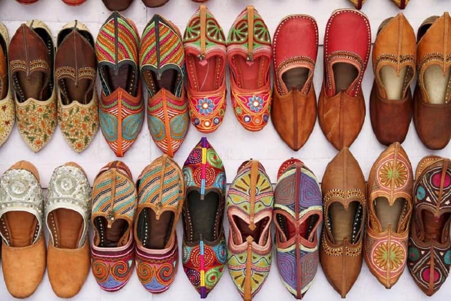 کفش هندی از سوغاتی های هند